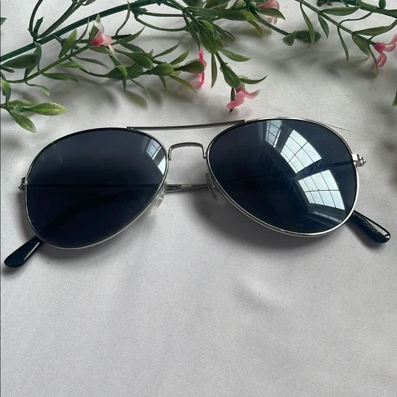 Classic Aviator Sunglasses - Picture 2 of 5